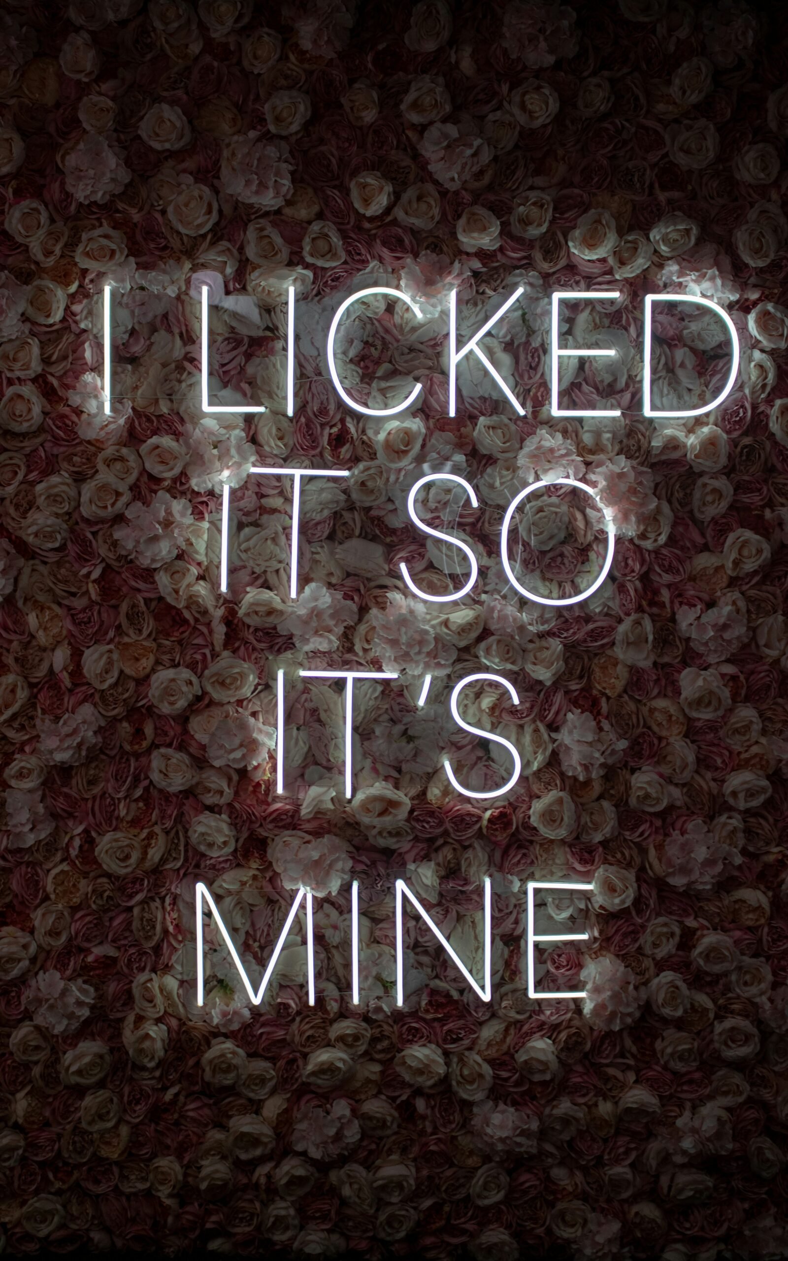 A neon sign that says i looked it so it's mine